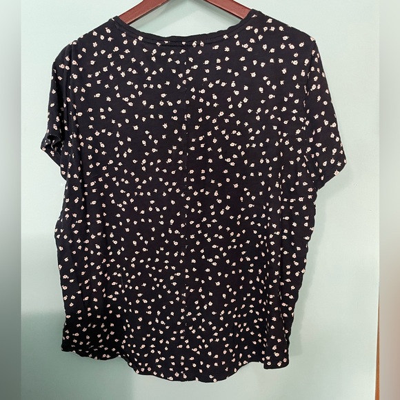 Gap Floral Tee 🌻🌻 4 for $25 bundle🌻🌻 - Picture 2 of 2